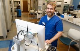 Luke Thomas, a 十大彩票网投平台 graduate, at his job at 美国健康 University Hospital 